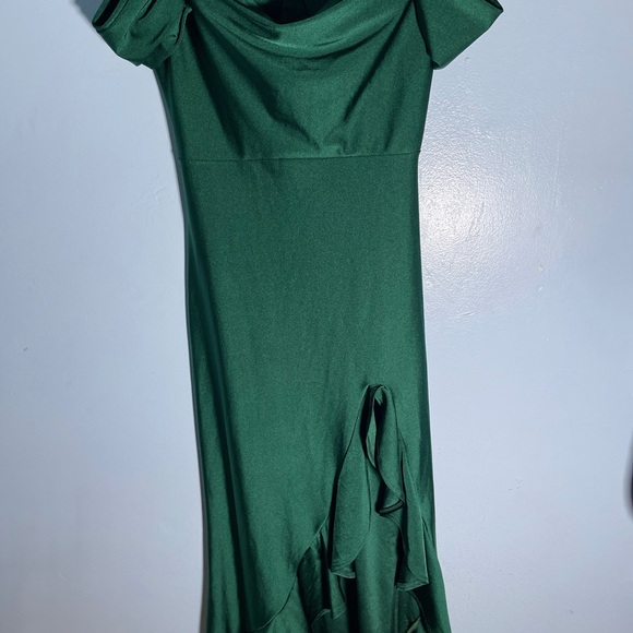 Elegant Green Off-Shoulder Dress - Picture 2 of 7